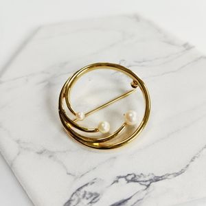 Vintage gold-toned circle brooch/pin with 3 faux pearls